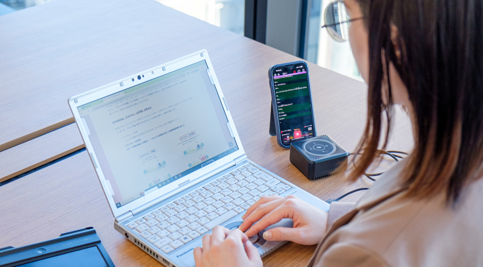 音声認識・文字起こしアプリを使用している様子