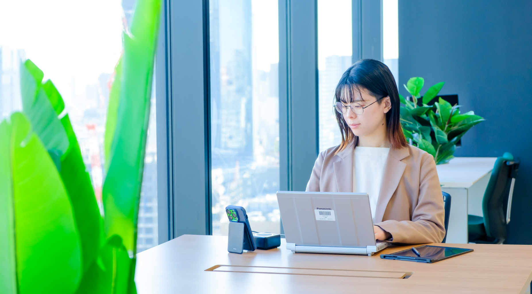 支援ツールを用いてオフィスで働く様子